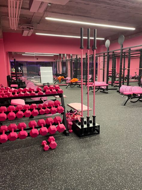 Getfitlascondes Pilates Pink Aesthetic, Pink Gym Room, Women Only Gym Design, Pink Home Gym, Gym Aesthetic Pink, Pink Gym Aesthetic, Home Gym Aesthetic, Gymnastics Center, Gym Meme