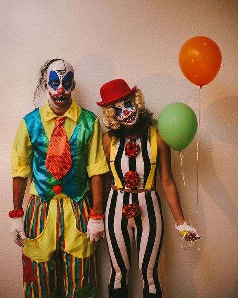 Maquillage Halloween Clown, Halloween Apartment, Halloween Pauroso, Scary Clown Costume, Pelottava Halloween, Halloween Costume Couple, Thanksgiving Decorations Outdoor, Makeup Zombie, Thanksgiving Crafts For Toddlers