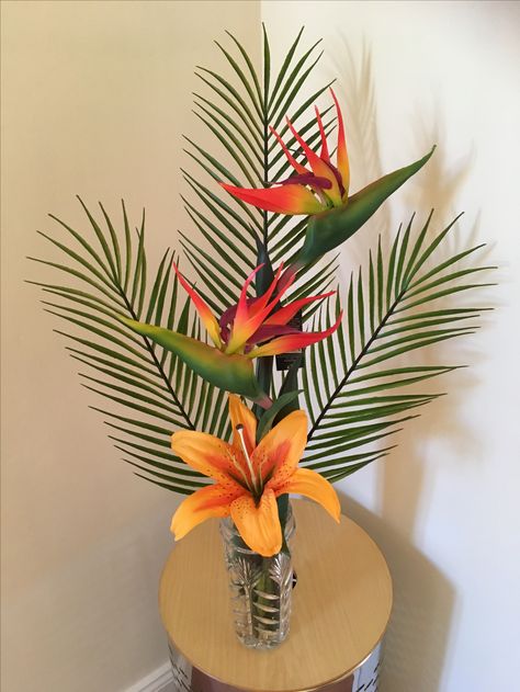 Caribbean Flowers Tropical, Bird Of Paradise Decor, Birds Of Paradise Flower Arrangement, Tropical Chic Decor, Tropical Bedroom, Arreglos Ikebana, Artificial Plant Arrangements, Tropical Flower Arrangements, Artificial Plants Decor