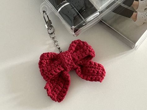 Best Crochet Gifts Ideas, Cute Crochet Charms, Crochet Bow Keychain, Knit Keychains, Cute Crochet Keychain Ideas, Boyfriend Crochet Gift, Aesthetic Things To Crochet, Crochet Keychain Aesthetic, Cute Knitting Projects