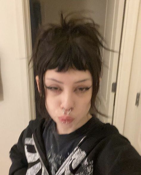 Medium Length Emo Hairstyles, Short Hair Styles Alternative, Alt Hair Medium Length, Punk Bangs Haircut, Punk Shag Haircut, Alt Bangs Hairstyle, Grunge Hair Bangs, Short Dyed Hair Inspiration, Rockstar Gf Hair