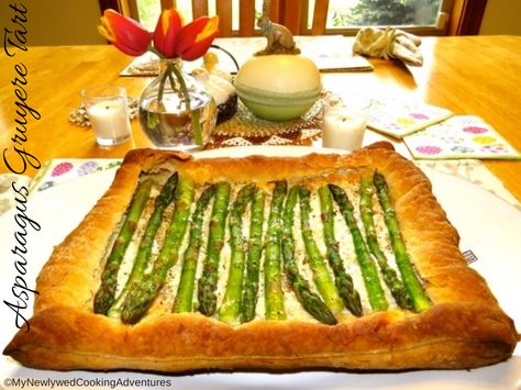 Martha Stewart's Asparagus Gruyere Tart Healthy Easter Brunch, Asparagus Tart Recipes, Gruyere Tart, Asparagus Tart, Asparagus Bacon, Puff Pastry Tart, Cheese Tart, God Mad, Cheese Tarts