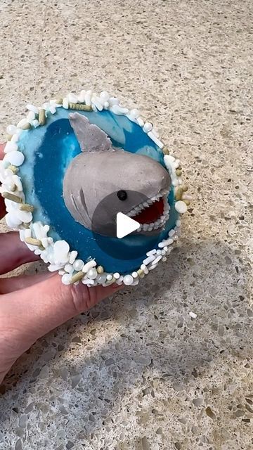 Linnea on Instagram: "Shark cupcake 🦈 (part 2!) I wasn’t sure that I was going to be able to make this work, but I love him so much 😍
Initially inspired by @chelsweets shark mini cake, but I’ve seen so many cool shark cakes this week!  Be sure to check out the fun ones by @thefrostedpenguin and @yolanda_gampp ❤️
#sharkweek #sharkparty #cupcakes #cupcake #cupcakedecorating #buttercream #buttercreamcupcakes 
@sharkweek" Sharknado Party, Shark Cakes, Cupcake Decorating Techniques, Yolanda Gampp, Shark Cupcakes, Shark Birthday Cakes, But I Love Him, Cool Kids Club, Cool Sharks