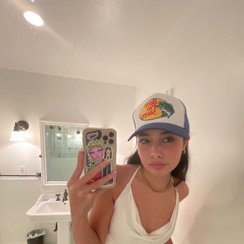 Mirror Selfie Poses, Vintage Trucker Hats, Aesthetic Fits, Perfect Life, Outfits With Hats, Girls Rock, Insta Photo Ideas, Selfie Poses, Instagram Inspiration