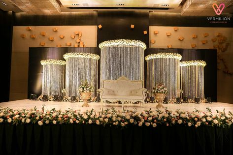 Reception Stage Decoration Indoor, Wedding Hall Decorations Indian Reception Ideas, Reception Stage Decorations Indian, Hall Decorations For Wedding, Wedding Stage Design Indian, Indoor Reception Decorations, Wedding Reception Stage Decorations, Grand Wedding Stage Decorations, Reception Decorations Indian