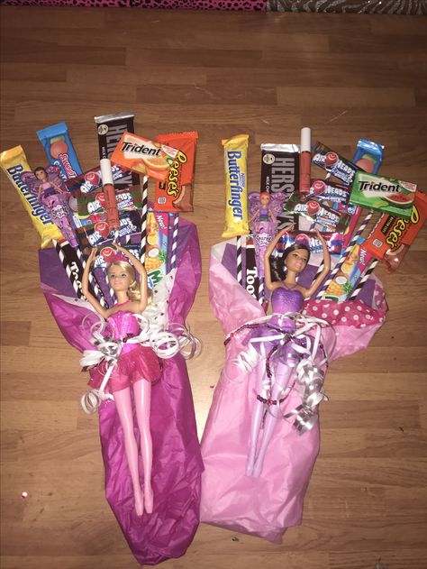 Candy bouquets with barbies n lip gloss :) for dance recitals. Unicorn Candy Bouquet, Treat Bouquet Gift Ideas, Ballet Recital Bouquet Ideas, Dance Bouquet Ideas, Recital Bouquet Ideas, Dance Recital Candy Bouquet, Candy Bouquet For Kids, Dance Recital Gifts Diy, Ballet Recital Gifts