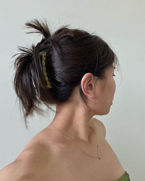 cute asian clean girl look with green claw clip hair bun Claw Clip Hair Aesthetic, 90s Claw Clip Hairstyles, Messy Claw Clip Hairstyles, Claw Clips Aesthetic, Messy Claw Clip, Asian Hairstyles Women, Claw Clip Aesthetic, Claw Clip Messy, Trip Moodboard