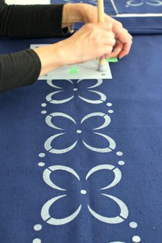 DIY Stenciled Fabric Table Linens Fabric Painting With Stencils, Fabric Painting Ideas For Bedsheets, Stencil Clothes, Fabric Tutorial, Fabric Paint Diy, Stencil Fabric, Fabric Painting Techniques, Stencil Painting On Walls, Fabric Paint Designs