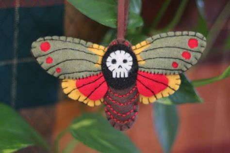 Brooke Keith, FeltedFlash, felt Halloween ornaments Moth Ornament, Felt Halloween Ornaments, Tattoo Ornament, Halloween Felt Crafts, Scary Christmas, Baby Mobil, Halloween Sewing, Halloween Wallpapers, Creepy Christmas