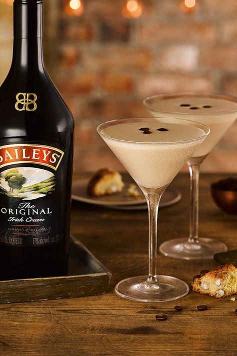 Baileys Espresso, Baileys Martini, Baileys Recipes Drinks, White Martini, Baileys Drinks, Baileys Cocktails, Baileys Original Irish Cream, Espresso Kitchen Cabinets, Baileys Original