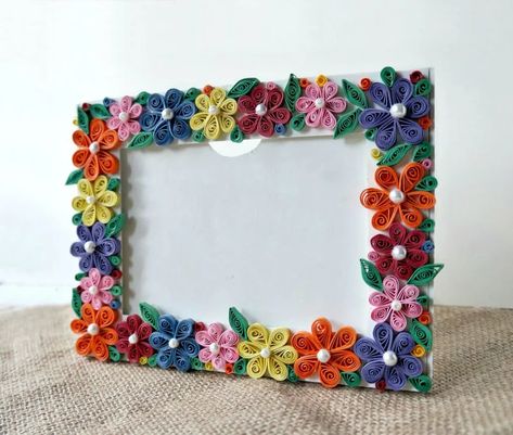 If you're looking for a fun and unique craft to try, paper quilling may be perfect for you! Check out this list of 17 paper quilling crafts! Quilling Photo Frames, Photo Frame Ideas, Paper Photo Frame, Photo Frame Crafts, Crafts For Teens To Make, Paper Quilling Patterns, Diy Photo Frames, Diy Crafts For Adults, Frame Ideas