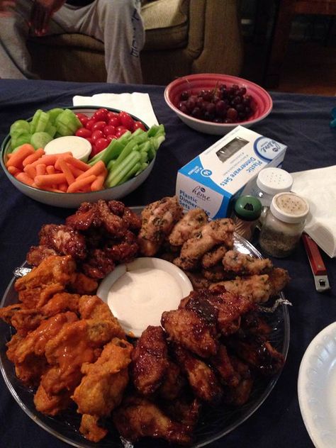 Hot Wing Platter Ideas, Wing Tray Ideas, Chicken Wings Party Display, Wings Platter Ideas, Chicken Wing Party Ideas, Wings Party Food Ideas, Pizza And Wings Party Ideas, Hot Ones Challenge Party, Wing Platter Ideas