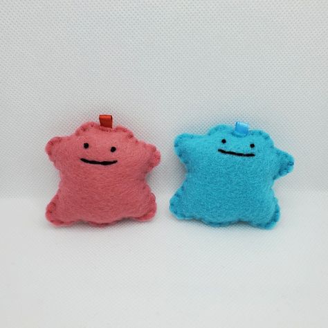 Felt Plush, Keychain or hanging decoration, comes in original and shiny form , more colors to come ! Etsy: VivisGiftShop Kawaii Felt Pattern, Felt Keychain Diy, Abc Embroidery, Plushies Diy, Felt Plushie, Felt Plush, Felt Monster, Keychain Plush, Felt Keychain