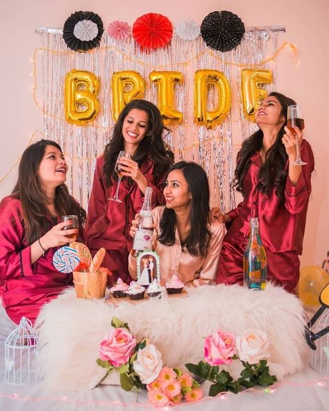 Spinster Party, Bachelor's Party, Bride To Be Decorations, Bridal Shower Photography, Bachelorette Party Photo, Bridesmaid Poses, Bridesmaid Photoshoot, Bridal Photography Poses, Bridal Shower Photos