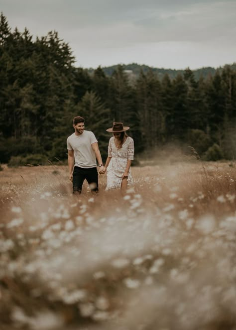 Lovely Couple Photography, Couple Fotoshoot Ideas, Couples Session Photography, Couple Fotos Ideas, Nontraditional Engagement Photos, Wildflower Engagement Photos, Love Story Photography Ideas, Engagement Photoshoot Ideas Unique, Nature Couple Photoshoot