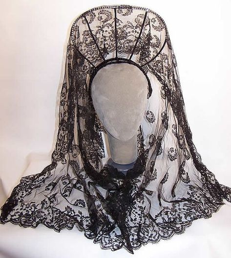 Vintage Spanish Black Chantilly Lace Mantilla Spanish Veil, Antique Veil, Comb Headband, Spanish Costume, Lace Mantilla Veil, Lace Mantilla, Spanish Dress, Mantilla Veil, Lace Cape