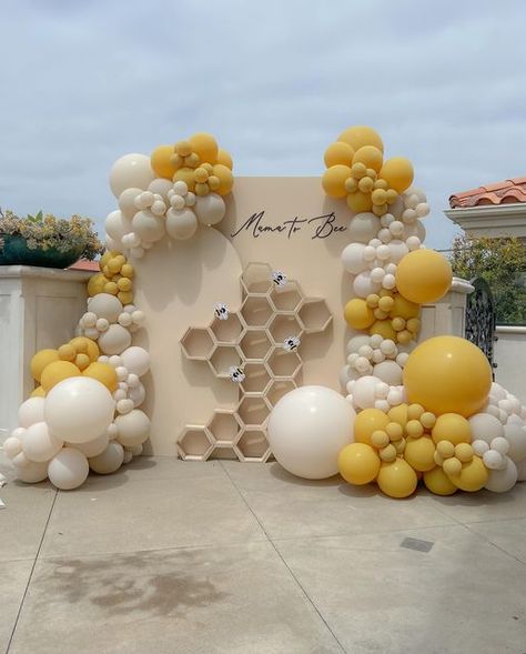 Create with Kait LLC on Instagram: "How absolutely beautiful is this Mama to Bee setup! 🐝♥️🍯   The 3D honeycomb really tied the whole display together. And I loving the touch of the little bees 🐝 shoutout to Canva for another amazing image!  The color pallete of mustard from @tuftexballoons , dusk cream and white sand from @sempertex turned this cloudy day into sunshine ☀️   Signage: @theaccentsshop  Honeycomb: @shopmannythings  Design: @balloondesignsbygina  Collaboration with @balloondesignsbygina  Rentals @createaparty  Florals @lakeforest.floral   #babyshowerideas  #mamatobee #beebabyshower #babybee #mamatobeebabyshower #genderneutral #neutralbabyshower #neutralthemes" Honeycomb Photo Backdrop, Honeycomb Baby Shower Ideas, Baby Shower Honey Bee Theme, Parents To Bee Baby Shower Party Ideas, Honey Bridal Shower Theme, Mama To Bee Baby Shower Ideas, Baby Shower Bee Theme Decorations, Mommy To Bee Baby Shower Theme, Bee Balloon Arch