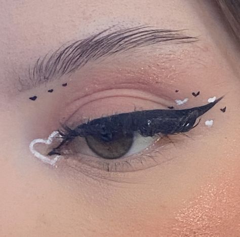 makeup eyeliner cute heart shaped valentine’s day Cute Heart Makeup Looks, Easy Butterfly Eye Makeup, Heart Eyeliner Looks, Valentine Eyeliner, Heart Eyeliner Makeup, Valentines Day Eyeliner, Valentines Eyeliner, Cute Eyeliner Ideas, Cute Eyeliner Looks