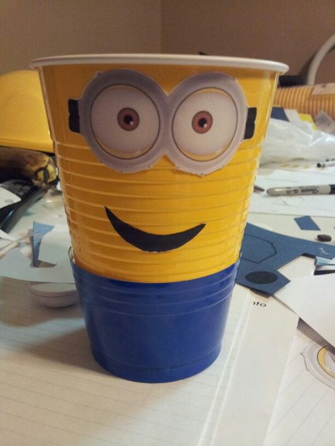 minion cups Minion Cups, Minion Craft, Despicable Me Party, Minion Party, Things To Know, Halloween Crafts, Drink Sleeves, Minion, Trash Can