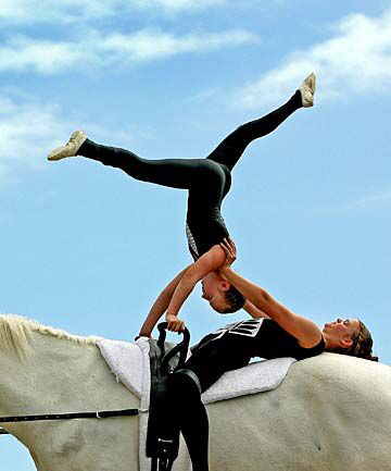 Equestrian Vaulting Moves, Vaulting Horses, Equestrian Vaulting, Vaulting Equestrian, Horse Vaulting, Trick Riding, Gymnastics Dance, Dance Gymnastics, Equestrian Center