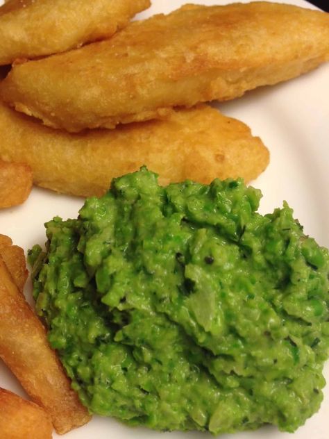 Mushy peas with fish and chips 2 Mushy Peas Recipe British, Mushy Peas Recipe, Uni Meals, Cafe Recipes, Scottish Food, Mushy Peas, British Dishes, Veggie Tales, Pea Recipes