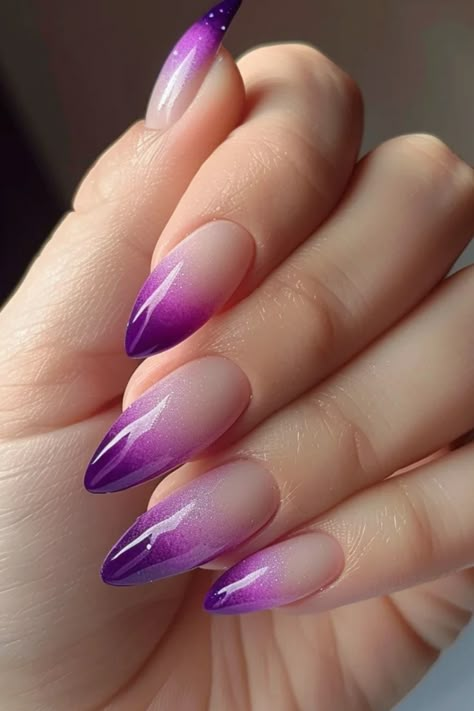 Are you ready to take your nail game to the next level with a trend that’s both mesmerizing and versatile? Ombre nails have taken the beauty world by storm, offering a seamless blend of colors 2 Color Ombre Nails, Purple Glitter Ombré Nails, Ombré Nails Purple, Purple Ombre Nails Almond, Nails Verlauf, Purple Color Nails, Color Ombre Nails, Unusual Nails, Ombre Nail Colors