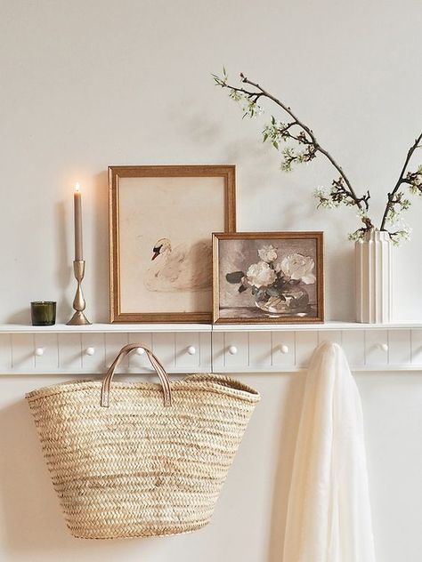 Entryway Ideas Cottagecore, Romantic Vintage Interior, Peony Home Decor, Small Old Home Interior Design, Boho Cottagecore Decor, Interior Design Vintage Modern, Modern Vintage Wall Decor, Single Shelf Decor, Intellectual Decor