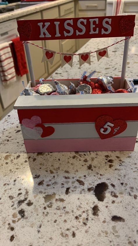 Valentines Craft Gift For Boyfriend, Valentines Craft Aesthetic, Valentine’s Day Gift Box For Him, Valentines Box Ideas For Boyfriend, Valentines Day Crafts For Boyfriend, Diy Presents For Boyfriend Valentines, Valentine’s Day Box For Boyfriend, Diy Valentines Crafts For Boyfriend, Valentines Presents For Friends