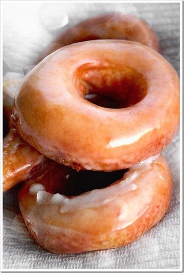 Doughnuts Donat Glaze, Red Star Yeast, Krispy Kreme Donuts, Pan Relleno, Glazed Donuts, Glazed Doughnuts, Homemade Donuts, Doughnut Recipe, Krispy Kreme