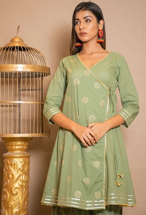 Dress Desgines, Clg Outfits, Angarakha Kurta, Indian Frocks, Kurta With Sharara, Pregnant Dress, Kurti With Palazzo, Poncho Design, Angrakha Style