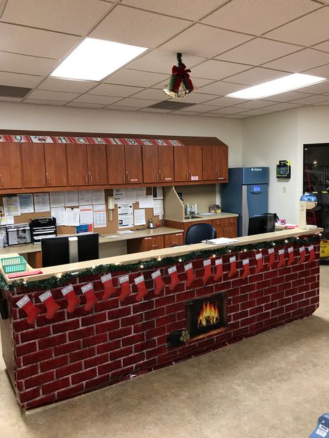 Front Desk Christmas Decorations Office, Office Christmas Decorations Cubicles, Nurse Desk, Work Christmas Party Ideas, Christmas Desk Decorations, Hospital Decoration, Christmas Cubicle Decorations, Nurse Office Decor, Nurse Decor