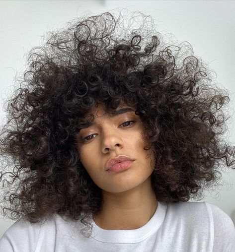 Fernanda Oliveira no Instagram: “Redescobri meu amor pelo ócio nessa quarentena, parei de me pressionar pra achar uma nova ocupação e aprendi a ter paciência comigo mesma 😀” Wet Look, Curly Hair Styles Naturally, Face Drawing, Face Claims, New Friends, Curly Hair, Pretty People, Beautiful People, No Instagram