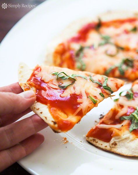 Skillet Tortilla Pizza ~ Super easy individual pizzas made with flour tortillas, mozzarella cheese, tomato sauce and basil, in a cast iron skillet on the stovetop. ~ SimplyRecipes.com Energy Breakfast, Individual Pizzas, Dorm Food, Pizza Snacks, Tortilla Pizza, College Meals, Pizza Recipes Homemade, Healthy Pizza, Easy Pizza