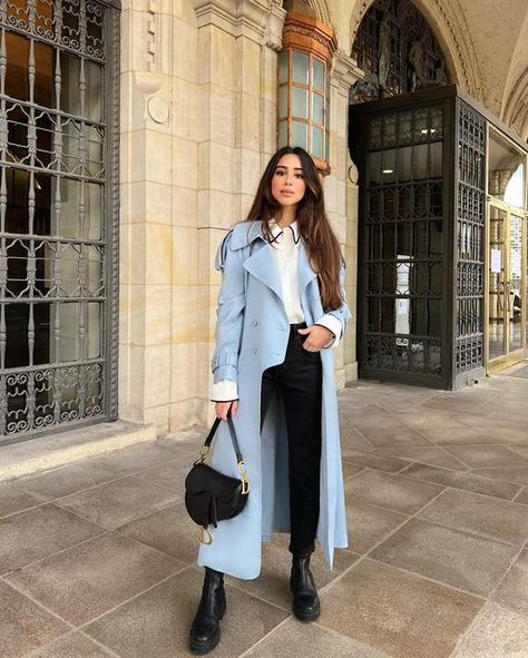 Blue Coat Outfit, Light Blue Coat, Ootd Chic, Capsule Wardrobe Women, Ny Outfits, Spun Sugar, Outfits Con Jeans, Look Office, Pastel Outfit