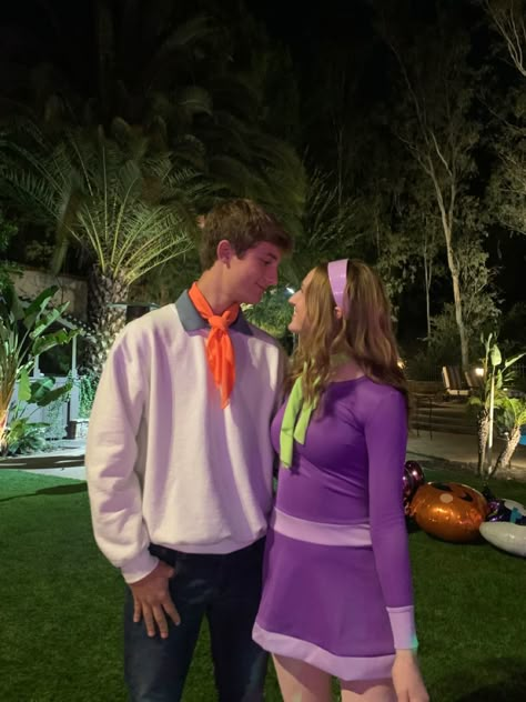 Fred And Daphne Costume, Unique Halloween Costumes For Couples, Daphne And Fred, Daphne Costume, Cute Couples Costumes, Famous Duos, Costumes For Couples, Matching Halloween Costumes, Couples Costume