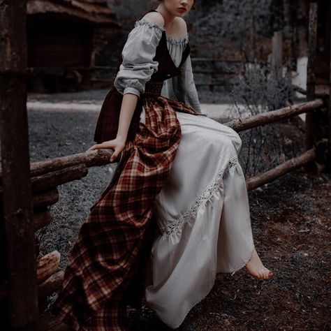 Peasant Aesthetic, 1700s Aesthetic, Peasant Outfit, Fairytale Queen, Aesthetic Medieval, Medieval Peasant, Royal Core, Medieval Aesthetic, Queen Princess