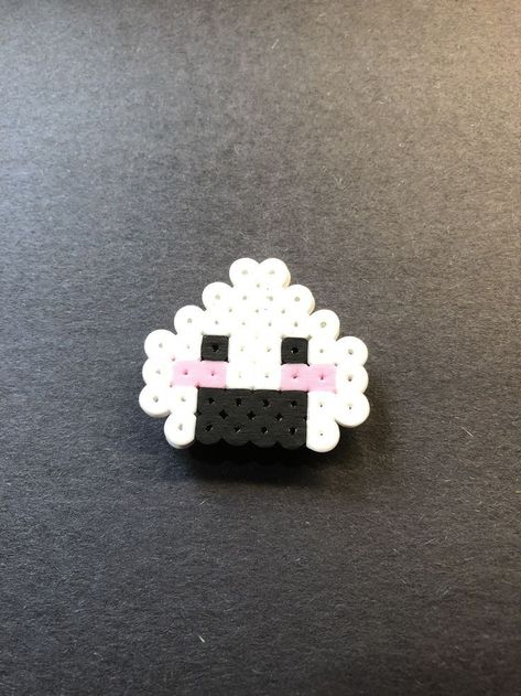 Cool Iron Bead Ideas, Ironing Bead Ideas, Pyssla Ideas Cute Easy, Cute Pyssla Ideas, Tiny Perler Beads Ideas, Perler Bead Art Easy, Bead Mania Ideas, Small Perler Designs, Things To Make With Fuse Beads