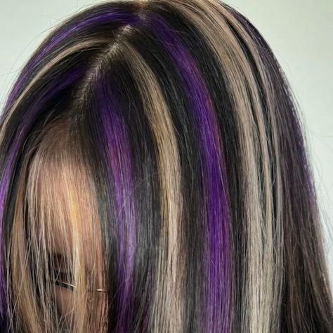 Purple And Black Hair Aesthetic, Hidden Chunky Highlights, Long Two Tone Hair, 90s Dyed Hair, Chunky Highlights With Color, Purple Blonde And Black Hair, Hair Color With Purple Highlights, Black Pink Blonde Hair, Purple Chunky Highlights Brown Hair