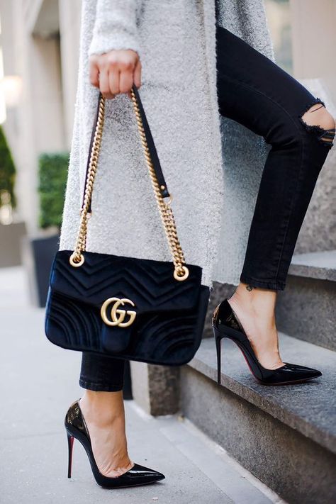 Trending: Gucci Marmont Bag Gucci Marmont Bag, Classic Crossbody Bag, Tas Bahu, Street Style Bags, Fall Handbags, Christian Louboutin So Kate, Gucci Marmont, Gg Marmont, Fashion Weeks