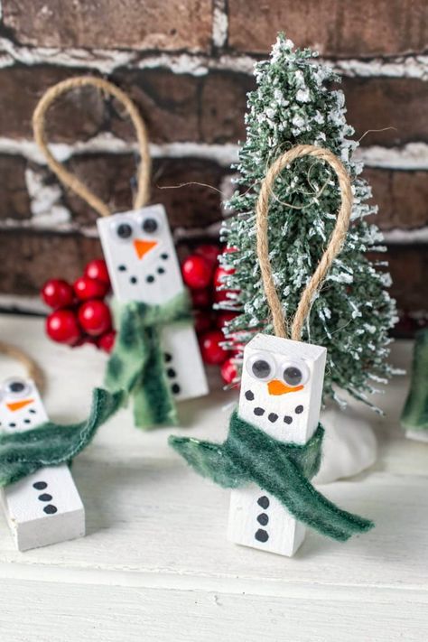 Wood Snowman Decorations- this quick inexpensive craft makes adorable decorations for your Christmas tree or holiday packages. In just a few minutes, you can create your own Wooden Snowman Ornaments with blocks, a little fabric and a few other craft supplies. via @jugglingactmama Wooden Snowman Crafts, Cheap Christmas Crafts, Easy Ornaments, Wood Snowman, Diy Christmas Ornaments Easy, Wooden Snowman, Kids Christmas Ornaments, Cheap Christmas, Holiday Packages