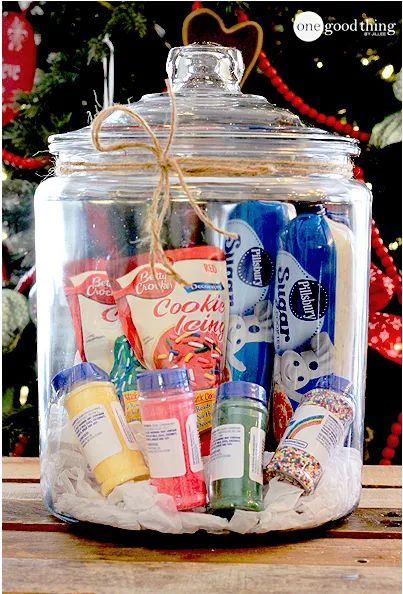 The Ultimate List of Christmas Gifts in a Jar! (33 Ideas) Gifts In A Jar, Auction Basket, Bar A Bonbon, Raffle Basket, Auction Baskets, Raffle Baskets, Gift Jar, Diy Gift Baskets, Mason Jar Gifts