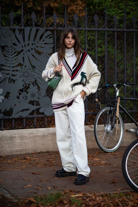 Turtleneck Street Style, Sweater Street Style, How To Have Style, Shanghai Fashion Week, Paris Fashion Week Street Style, Sweater Trends, Layered Fashion, Europe Fashion, Images Esthétiques