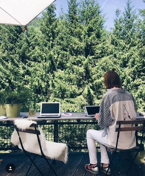 Laptop Photography, Digital Nomad Life, Finance Jobs, Digital Nomad Lifestyle, Outdoor Office, Laptop Lifestyle, Improve Productivity, Work Environment, Remote Jobs