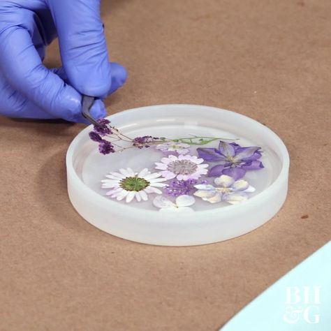 Resin Coasters Diy Dried Flowers, Resin Coasters Flowers, Flower Resin Coaster, Diy Resin Coasters, How To Make Resin, Resin Art Painting, Tea Diy, Tea Coaster, Resin Coasters