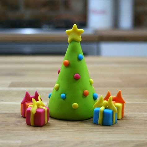 Fondant Christmas Tree, Fondant Christmas Cake, Christmas Fondant, Present Toppers, Christmas Tree With Presents, Christmas Cake Designs, Christmas Cake Topper, Christmas Cake Decorations, Xmas Cake