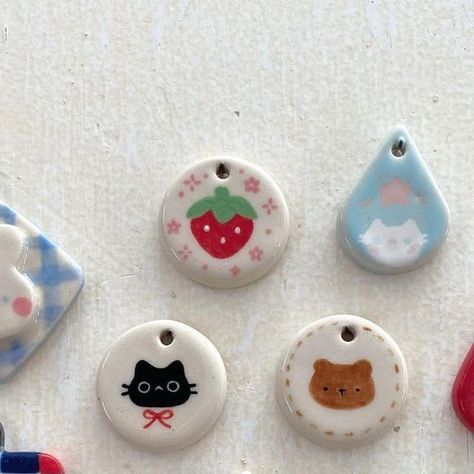 Aesthetic Clay Pendants, Small Ceramic Trinkets, Diy Craft Aesthetic, Stuff To Make From Clay, Cute Clay Pendants, Clay Pendants Aesthetic, Ceramic Charms Handmade, Ceramic Air Dry Clay, Pottery Jewelry Ideas