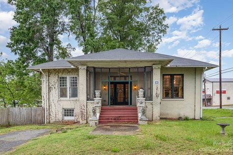 Wasn't expecting that interior! Circa 1910 in North Carolina. $175,000 - The Old House Life 1910 House Interior, 1910 House, Partially Finished Basement, Picture Rails, Chair Rails, Bungalow Homes, Picture Rail, Crown Moulding, Interior Pictures