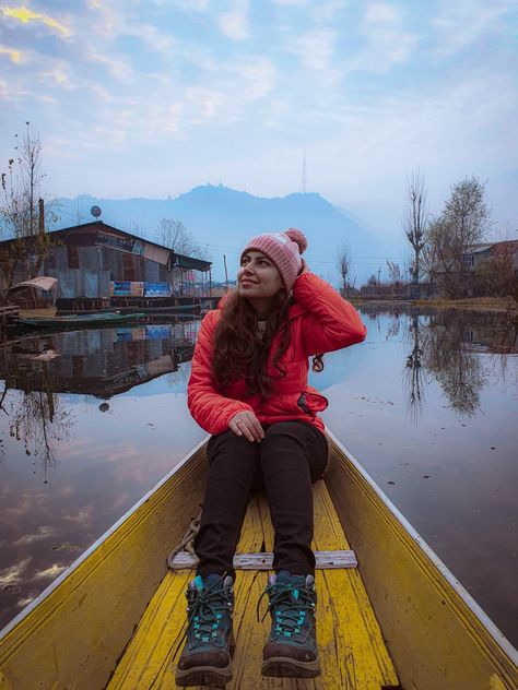 Shikara Boat Kashmir Photography, Shikara Ride Photography, Photos In Kashmir, Srinagar Photography Poses, Poses For Kashmir, Gulmarg Outfit Ideas, Photography In Kashmir, Srinagar Outfit Ideas, Kashmir Dressing Ideas