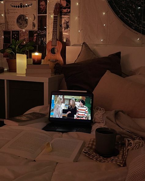 Watching Netflix Aesthetic Night, Friends Watching Movies Aesthetic, Watching Netflix Aesthetic, Watching A Movie Aesthetic, Movie Time Aesthetic, Watching Movies Aesthetic, Netflix And Chill Tumblr, Theater Aesthetic, Netflix Aesthetic