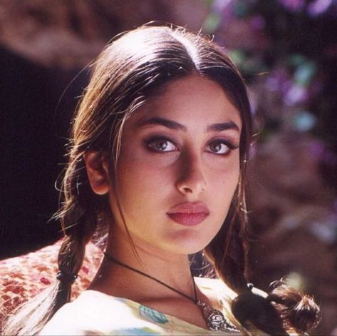 Kareena Kapoor
Bollwood Actress 90s Room Decor, 90s Room, Rooms Inspiration, 90s Bollywood Actress, 90s Bollywood Fashion, Bollywood Makeup, Vintage Bollywood Aesthetic, 90s Bollywood Aesthetic, Retro Bollywood